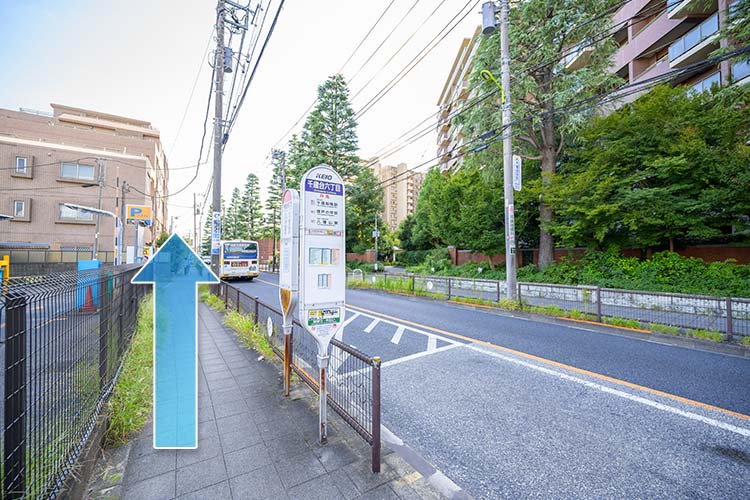 ①千歳台6丁目バス停を下車千歳船橋駅方面へ進む